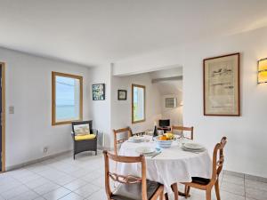 uma sala de jantar com mesa e cadeiras em Holiday Home La Lousse - ASR300 by Interhome em Assérac