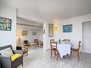 uma sala de estar com mesa e cadeiras em Holiday Home La Lousse - ASR300 by Interhome em Assérac