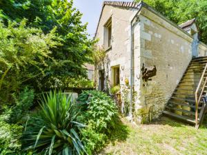 un vieux bâtiment en briques avec un escalier dans une cour dans l'établissement Holiday Home Au Soleil Joyeux - CTU201 by Interhome, à Chissay-en-Touraine