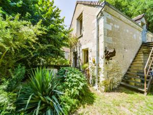 ein altes Backsteingebäude mit einer Treppe im Hof in der Unterkunft Holiday Home Au Soleil Joyeux by Interhome in Chissay-en-Touraine