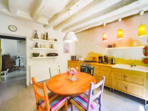 シセ・アン・トゥレーヌにあるHoliday Home Au Soleil Joyeux - CTU201 by Interhomeのキッチン(木製テーブル、いくつかの椅子付)