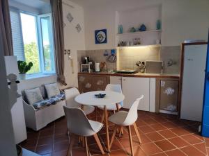 a kitchen with a table and chairs in a kitchen at Pino Marino in San Felice Circeo