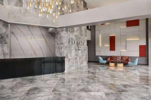Lobbyn eller receptionsområdet på Ramada Plaza By Wyndham Batman