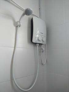 y baño con ducha con cabezal de ducha. en WAFID HOMESTAY SERI ISKANDAR en Seri Iskandar