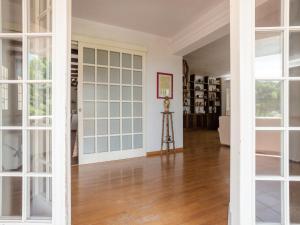 uma sala de estar com portas de vidro e piso de madeira em Holiday Home Sammartano by Interhome em Marsala