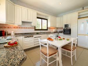 Η κουζίνα ή μικρή κουζίνα στο Holiday Home Sandra by Interhome +27 φωτογραφίες