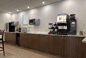 a restaurant with a counter with a coffee machine at Howard Johnson by Wyndham Thunder Bay in Thunder Bay