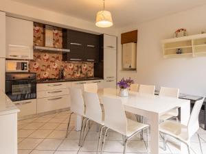 ポルト・ヴァルトラヴァーリアにあるApartment Ca del Bernardi by Interhomeのキッチン(白いテーブル、白い椅子付)
