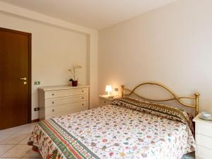 波爾托瓦爾特拉瓦利亞的住宿－Apartment Ca del Bernardi by Interhome，一间卧室配有一张床和一个梳妆台