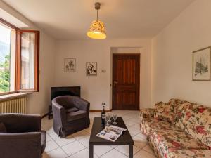 波爾托瓦爾特拉瓦利亞的住宿－Apartment Ca del Bernardi by Interhome，客厅配有沙发和桌子