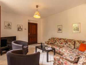 ポルト・ヴァルトラヴァーリアにあるApartment Ca del Bernardi by Interhomeのリビングルーム(ソファ、椅子、テーブル付)