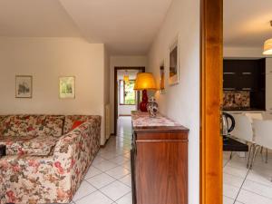 ポルト・ヴァルトラヴァーリアにあるApartment Ca del Bernardi by Interhomeのソファとテーブルのあるリビングルーム +33枚の写真