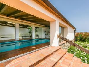 - une vue extérieure sur une maison avec une piscine dans l'établissement Apartment Santa Marta by Interhome, à Cinigiano