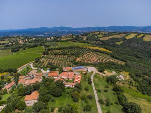 una vista aérea de una finca con una granja en Apartment Santa Marta by Interhome, en Cinigiano