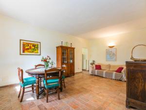 Posezení v ubytování Apartment Santa Marta by Interhome