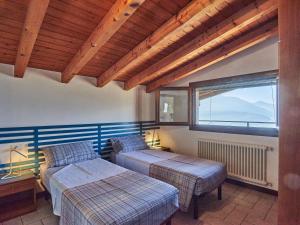 グラヴェドーナにあるApartment Bellavista - GRV240 by Interhomeのベッドルーム1室(ベッド2台、大きな窓付)