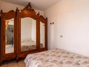 - une chambre avec un grand miroir et un lit dans l'établissement Apartment Euroville - LUI154 by Interhome, à Germignaga