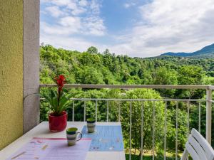 un tavolo su un balcone con vista sulle montagne di Apartment Euroville - LUI154 by Interhome a Germignaga