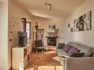 グラヴェドーナにあるHoliday Home Rustico Simona - GRV255 by Interhomeのリビングルーム(ソファ、テレビ付)