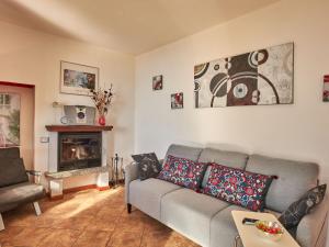 グラヴェドーナにあるHoliday Home Rustico Simona - GRV255 by Interhomeのリビングルーム(ソファ、暖炉付)