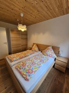 1 dormitorio con 2 camas y lámpara de araña en Moderne Ferienwohnung auf Rups Hof, en Oberhöcking