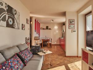 Holiday Home Rustico Simona - GRV255 by Interhome في غرافيدونا: غرفة معيشة مع أريكة وغرفة طعام