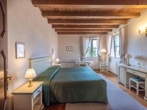 - une chambre avec un lit doté d'un couvre-lit vert dans l'établissement Apartment Winery Villa Vitas - App- 5 by Interhome, à Strassoldo