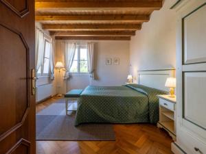 - une chambre avec un lit vert dans l'établissement Apartment Winery Villa Vitas - App- 5 by Interhome, à Strassoldo