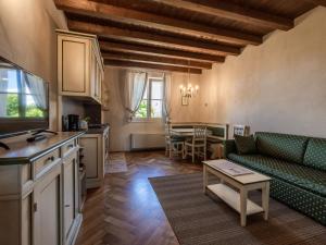 una cucina e un soggiorno con divano e tavolo di Apartment Winery Villa Vitas - App- 5 by Interhome a Strassoldo