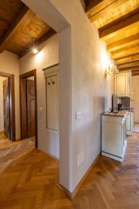 une chambre vide avec une cuisine dotée de plafonds en bois dans l'établissement Apartment Winery Villa Vitas - App- 5 by Interhome, à Strassoldo