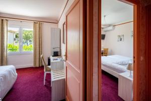 Postel nebo postele na pokoji v ubytování Hotel Le Provencal LogisHotels