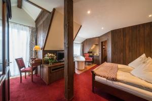 Postel nebo postele na pokoji v ubytování Hotel Wellness Goldenes Fass Meißen + 37 fotografií