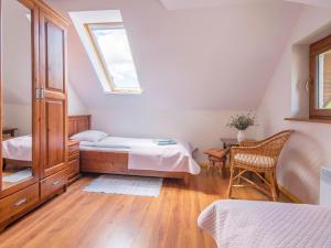シャノジェンティにあるHoliday Home Sianożęty by Interhomeのベッドルーム1室(ベッド1台、デスク、窓付)