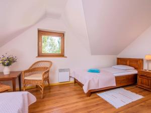 une chambre avec deux lits et un bureau et une fenêtre dans l'établissement Holiday Home Sianożęty by Interhome, à Sianożęty 25 autres photos