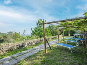 un grupo de sillas azules sentadas bajo una pérgola en Holiday Home Casa Marepietra by Interhome, en Ameglia