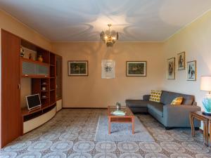 een woonkamer met een bank en een tafel bij Apartment Gaggetto - LVM160 by Interhome in Laveno-Mombello