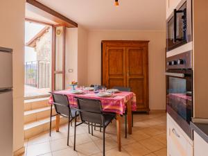 cocina y comedor con mesa y sillas en Apartment della Nonna by Interhome, en Musignano