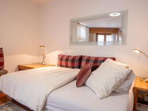 Postel nebo postele na pokoji v ubytování Apartment Chesa Maurus A1 by Interhome