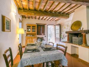 - une salle à manger avec une table et des chaises dans l'établissement Apartment Borgo Cerbaiola-2 by Interhome, à Casa Montacuto