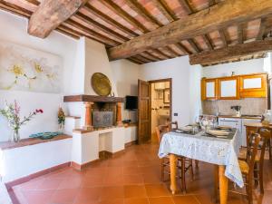 - une cuisine et une salle à manger avec une table et des chaises dans l'établissement Apartment Borgo Cerbaiola-2 by Interhome, à Casa Montacuto