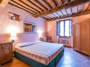 - une chambre avec un grand lit et un miroir dans l'établissement Apartment Borgo Cerbaiola-2 by Interhome, à Casa Montacuto