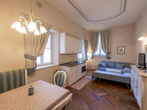 Strassoldo的住宿－Apartment Winery Villa Vitas - App-3 by Interhome，厨房以及带蓝色沙发的客厅。