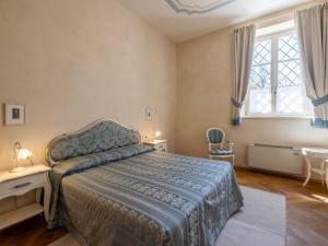 sypialnia z łóżkiem i dużym oknem w obiekcie Apartment Winery Villa Vitas - App-3 by Interhome w mieście Strassoldo