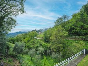 LoppegliaにあるHoliday Home La Fonte by Interhomeの白い柵のある丘の景色