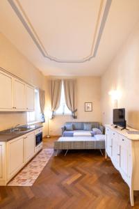een woonkamer met een bed en een keuken bij Apartment Winery Villa Vitas - App-3 by Interhome in Strassoldo