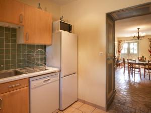 Η κουζίνα ή μικρή κουζίνα στο Holiday Home La Maison du Chateau by Interhome