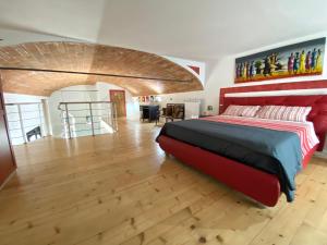 1 dormitorio con 1 cama grande y suelo de madera en Arno Loft, en Florencia