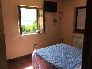 a bedroom with a bed and a window at AL Vivenda Romantica Geres in Geres