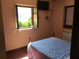 1 dormitorio con cama y ventana en AL Vivenda Romantica Geres, en Gerês