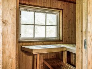 Habitación con ventana y banco en una cabaña en Holiday Home Lidelund by Interhome en Tingsryd